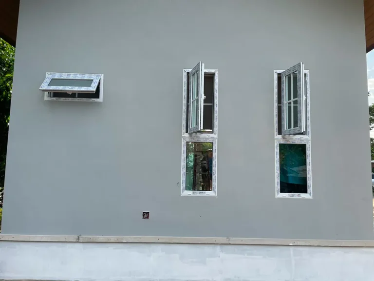 หน้าต่าง uPVC สีขาวทรงสูง ดีไซน์สวยโมเดิร์น ติดตั้งเรียบร้อย