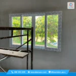 ทีมงานบ้านอุบล uPVC กำลังติดตั้งหน้าต่างอลูมิเนียมลายไม้ uPVC