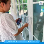 ช่างบ้านอุบล uPVC กำลังติดตั้งชุดหน้าต่างบานเลื่อน uPVC