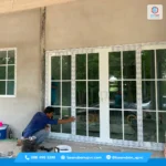 ทีมงานมืออาชีพติดตั้งชุดประตูบานเลื่อน uPVC ขนาดใหญ่ อ.กุดข้าวปุ้น
