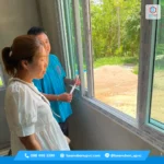 ช่างติดตั้งประตูหน้าต่าง uPVC กำลังวัดระดับ อ.กุดข้าวปุ้น อุบลราชธานี
